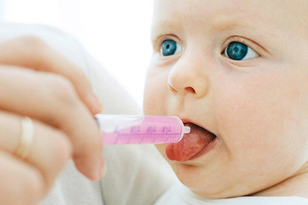 Sử dụng thuốc Tây chữa viêm họng cho trẻ